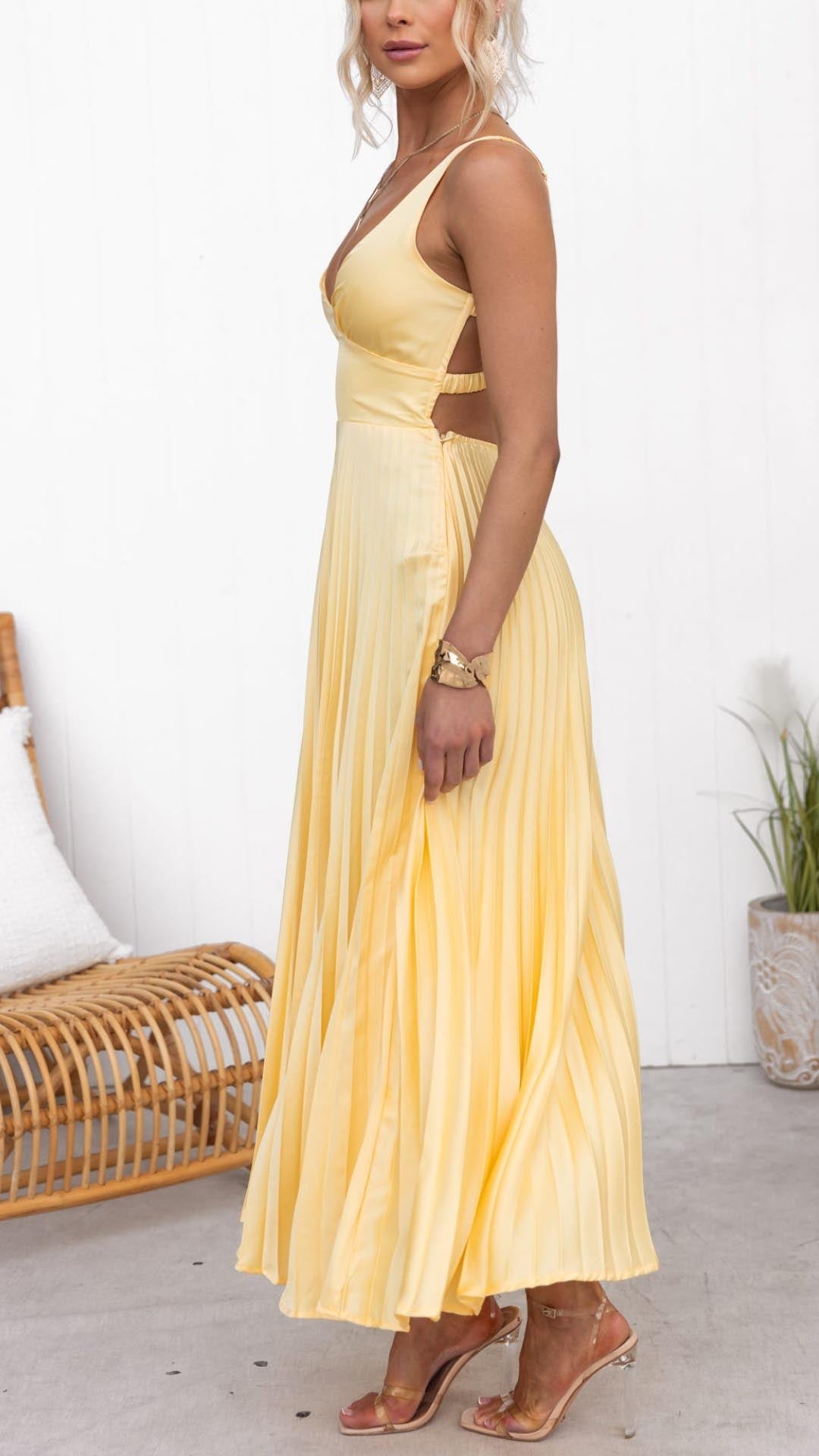 Mara – Romantic Ruffle Dress